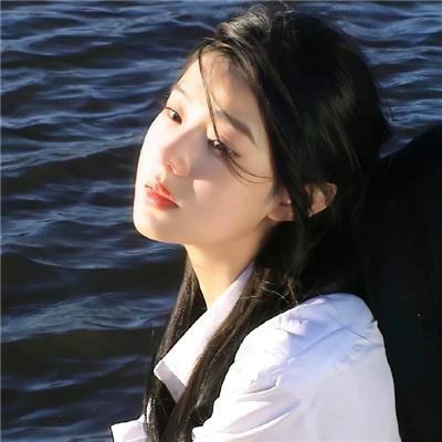 有色彩的女子